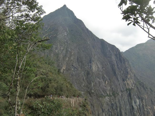 左側はそそり立つ巨大な壁、右側は谷底まで切れ落ちた断崖、その真ん中にインカ道（写真）が作られている。