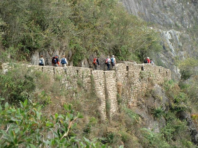垂直に切れ落ちた断崖に、石で積み上げた用壁（写真）が作ってある。どうやって下から石を積み上げていくのであろうか？