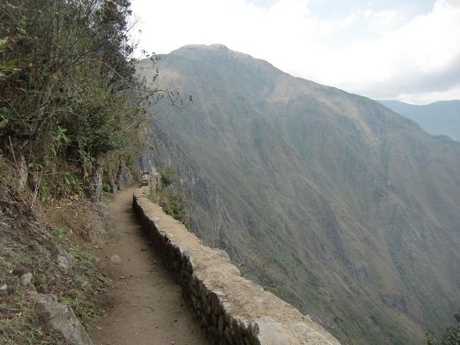 石のガードレール（写真）も出来ているのに驚く。これがなかったら怖くて歩けないし、恐らく土砂崩れで道が崩壊していたであろう。