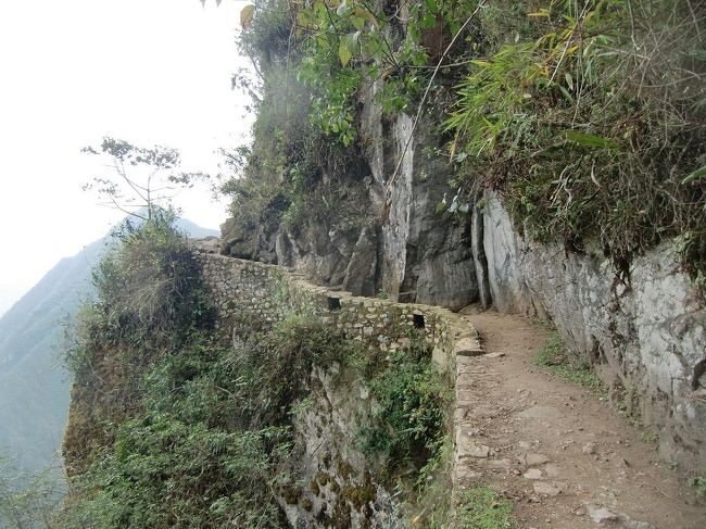 よく見ると、石のガードレールの所々に穴があいている。豪雨の時の排水口の役目をすると思われる。