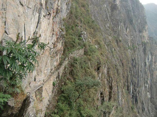 ほぼ垂直な一枚岩の絶壁に石を組み、橋を架ける。橋には３本の丸太が架かっており、敵が侵入してきたら丸太を落とす。難攻不落のインカ道である。この先は進入禁止。