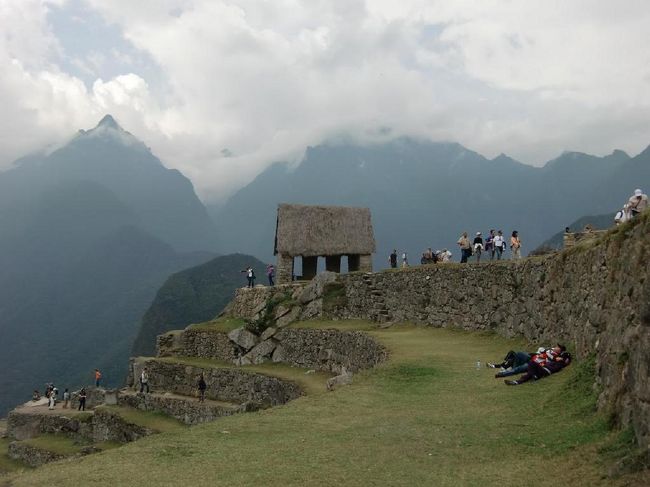 「インカの橋」見学で私はかなり興奮した。気持ちを抑え（クールダウン）のために、見張り小屋（写真）付近の芝生で休憩する。