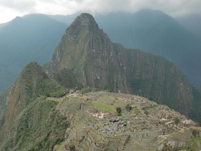 目の前にマチュピチュ遺跡とワイナピチュの全貌が見える。恐らく、再びここに来ることはないので見飽きるまでこの風景を楽しむ。