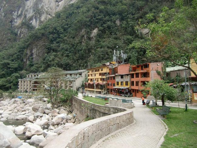 雨がパラパラしだしたので午後3時頃に下山し、マチュピチュ村（写真）に帰る。川に沿って高級そうなホテルが数件建っている。