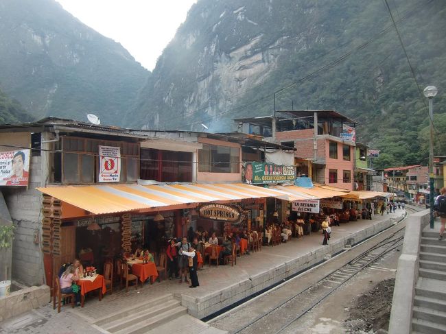 今夜のディナーのレストランを探しに村をぶらぶらする。これが楽しい。旧アグアス・カリエンテス駅のホーム（写真）にはレストランが軒を並べる。