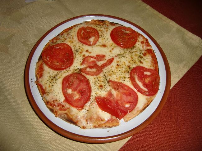 人通りの多い通りに面したレストランに入り、屋外の席に座って今夜のディナーにする。ピザ（22ソル、660円）Good.　マチュピチュ村にはピザ屋がやたらと多い。