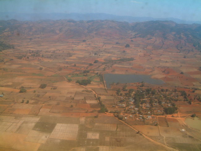 へーホーへ向かう飛行機から。<br /><br />赤茶けた大地が目立ちます。