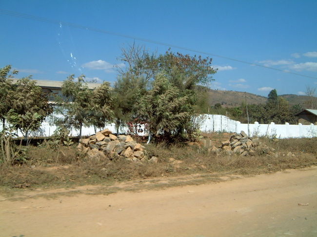 空港からニャウンシュエへ。<br /><br />舗装されていない砂の道が続きます。