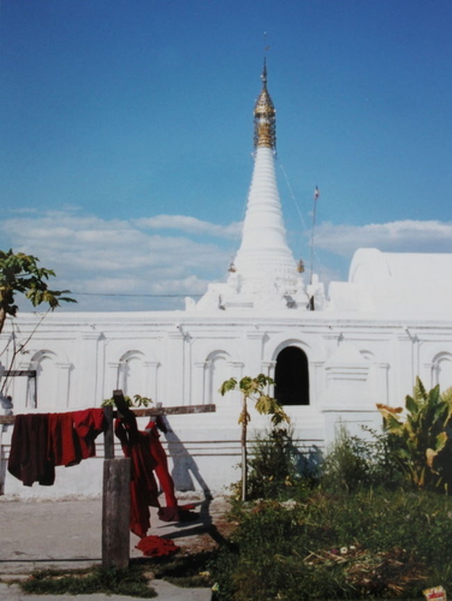 青い空に白い寺院、赤い僧衣がカラフル。<br /><br />夕方時間があったので、サンセットクルーズを申し込みました。<br /><br />クルーズと言っても、小さなボートに私とガイドさん、そして手漕ぎのボート手がいるシンプルなもの。<br /><br />これがまた、地元の人の生活が垣間見れてとっても充実したツアーでした。