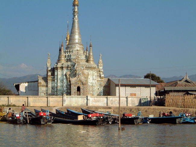 川を進んでいた時に見かけた建物。<br />寺院かな？？？<br /><br />細かい鏡のように、キラキラと輝いていました。