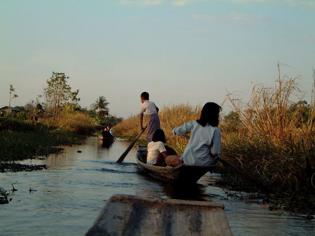 子供達もボートで学校へ通います。<br /><br />この前のボートをこいでいる男の子、狭いこの川を後ろから全力で越してきました。<br /><br />越した瞬間、振り返って「勝った！」とばかりににやっと笑ったのが忘れられません。