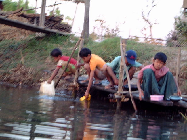水を汲む地元の子達。<br /><br />その後お寺に寄って帰ってきました。<br /><br />短い時間だったけどのんびり、ゆったりしたボートトリップは一番充実した時間でした。