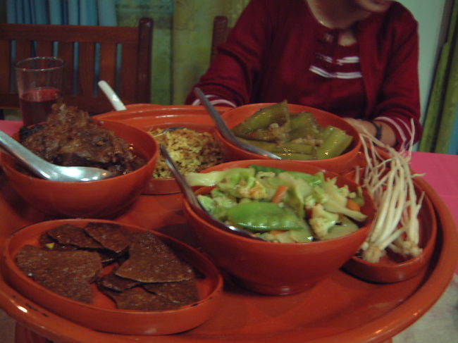 夜ご飯はシャン料理。<br /><br />黒い豆せんべいのようなものやもやしの根っこみたいなもの。<br /><br />滋味深いといえば聞こえはいいけど、草の味と言うか、味がしない・・・