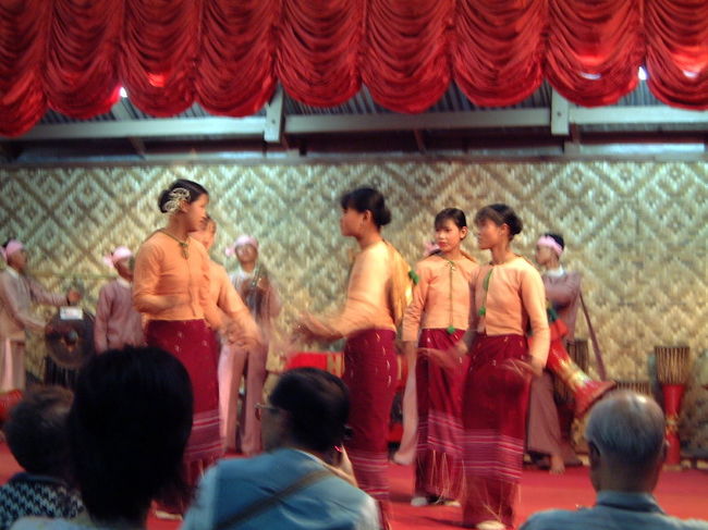 ここでも民族舞踊が。