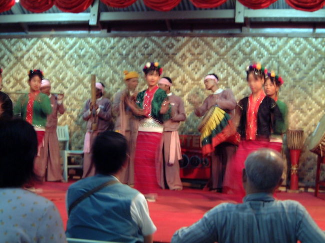 カラフルな衣装がかわいらしい♪