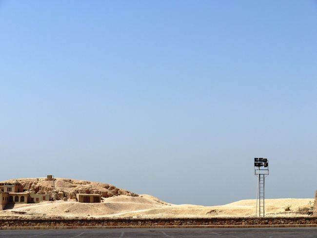 このあたりから、ハトシェプト女王葬祭殿。<br />気温は４０度ちかくいってました☆<br />ガイドさんの説明が右から左へとながれていきます。