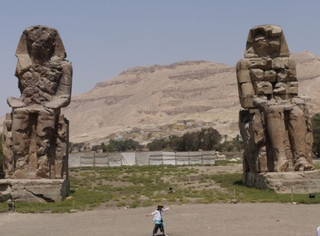 メノムンの巨像。<br />でっかい。<br /><br />そして、熱い。