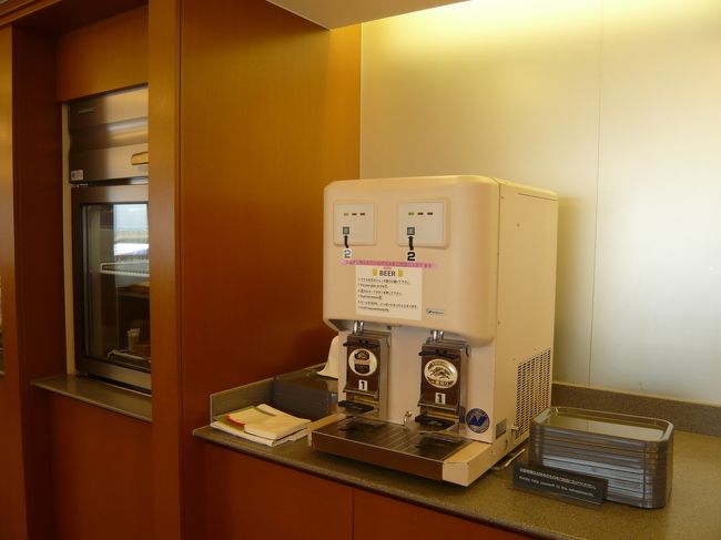 中部国際空港<br /><br />サクララウンジの内部。<br />ビールサーバーはキリンの『一番搾り』と『黒生ビール』の<br />2種類がありました。
