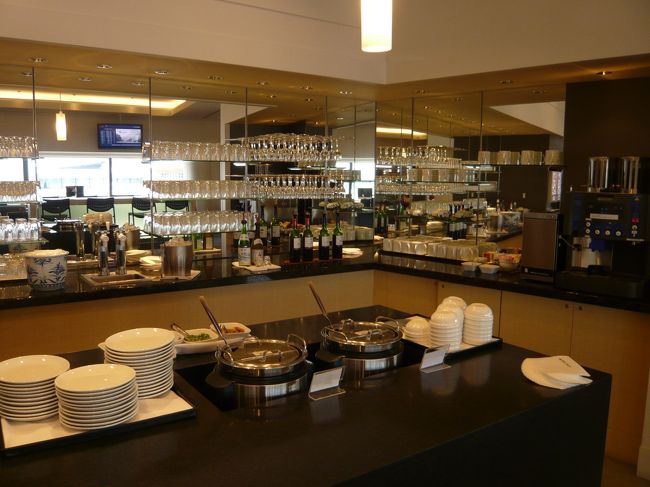 成田国際空港『デルタスカイクラブ』ラウンジ（第2サテライト）<br /><br />軽食コーナーです。