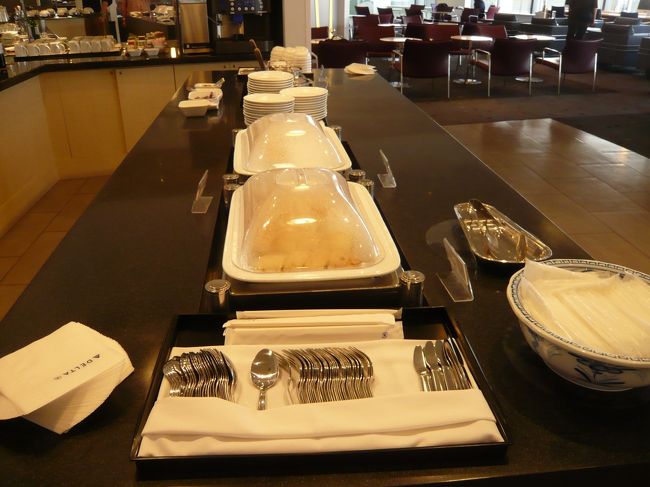 成田国際空港『デルタスカイクラブ』ラウンジ（第2サテライト）<br /><br />軽食コーナーです。