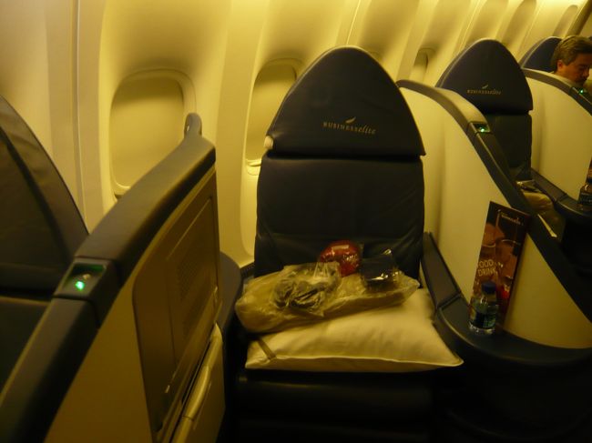 デルタ航空281便　成田⇒シンガポール<br /><br />ビジネス・エリートの座席、<br />斜め掛けシートです。<br />窓側は窓を背に座りますので、外を見るのに一苦労です。