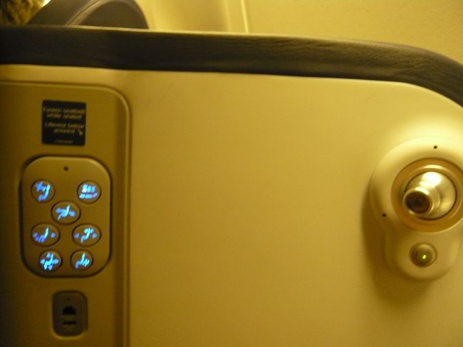 デルタ航空281便　成田⇒シンガポール<br /><br />座席のリクライニングは細かくボタンで<br />動かすことができます。
