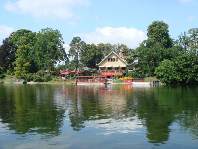 お散歩しながらレストランに向かいました。<br />そして、小船に乗って小島に渡ります！