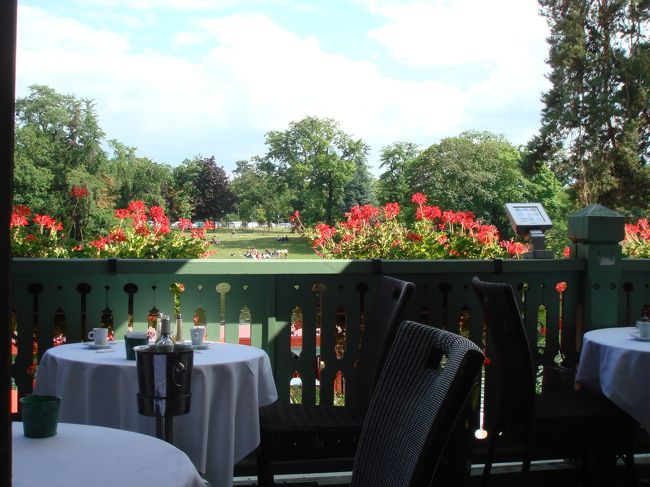 予約は一応したのですが、外の席より中の方が人が少なくのんびり出来そうだったので私たちは中の席に座りました。