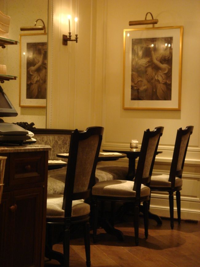 8月中旬の週末。<br /><br />旦那と共にプランタンの中に新しく出来たラドュレに行きました。<br />ここも私のお気に入りの場所！<br />仕事帰りに時々寄って甘いものを食べて一休みしてから帰ったりしています。