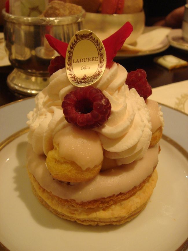 私が注文したローズとラズベリーのサントノレ♪<br />ヴァニラティーと一緒に美味しく頂きました^^*