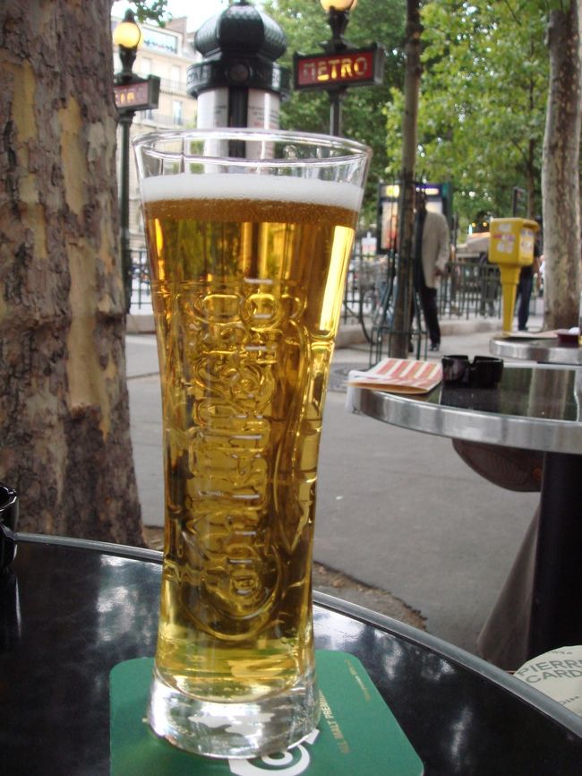 そしてその帰り道･･･<br /><br />モンテーニュ通りをお散歩して、アルママルソーの駅前にあるエッフェル塔の見えるカフェに立ち寄りました。<br /><br />ちょっぴり涼しかったけどビールを1杯！