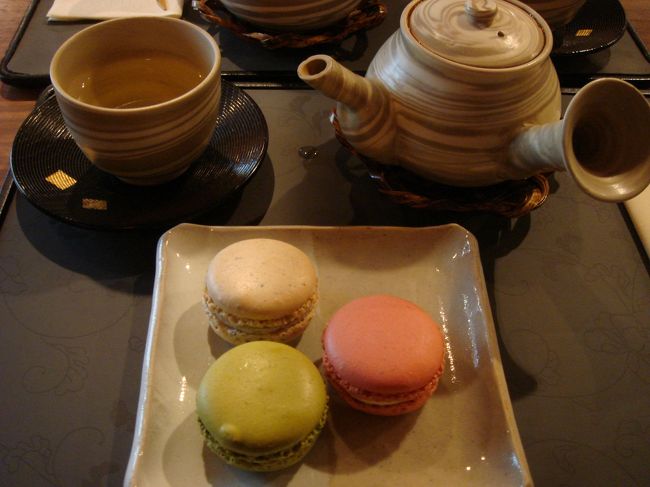 そしてこちらはTORAYA CAFE。<br />｢和｣が恋しくなったらここに限ります！<br />抹茶マカロン、小豆マカロン、黒ゴママカロン♪<br />どれも美味しかったです^^*