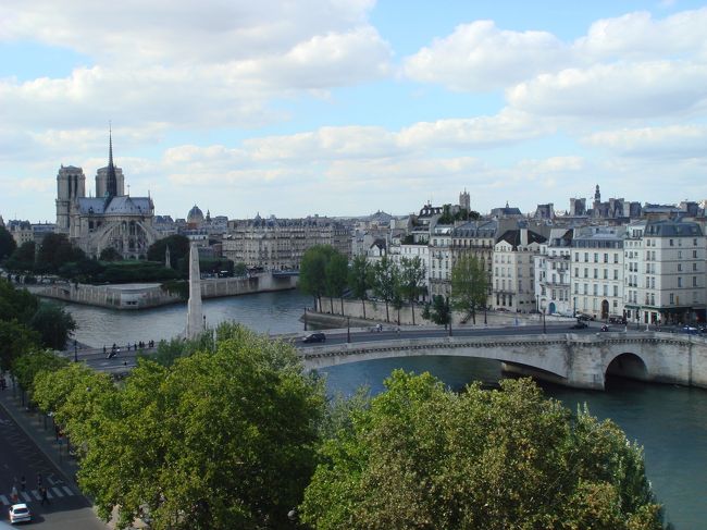 9月の初めに日本に帰国してしまうお友達と過ごす最後の一日。<br /><br />いつも一緒に歩いていた道を最後にもう一度歩きました。<br /><br />写真は、途中で寄り道をしたアラブ世界研究所の屋上から。