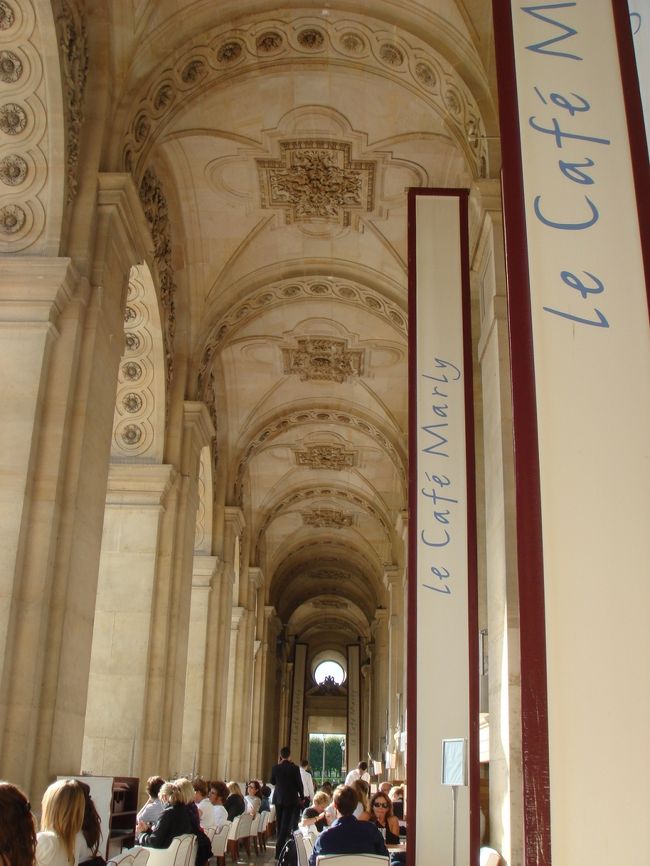 そしてルーヴルのカフェで一休み。<br />何気に時々利用しているカフェですが、こうやって写真で見るとカフェにしては素晴らしい建物ですね^^