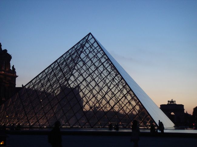 そして夕方･･･<br /><br />お友達と別れて、私はもう一度、お友達と一緒に来た道を一人で歩きました。<br />夕暮れ時のピラミッドの風景はとても好きです。