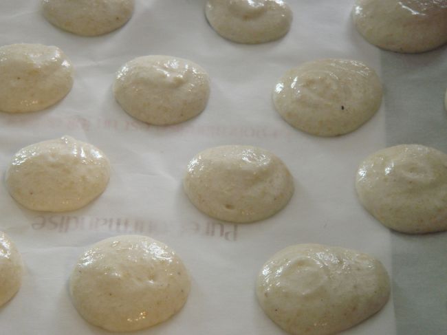 まずはバニラ味用のビスケットを作ります。