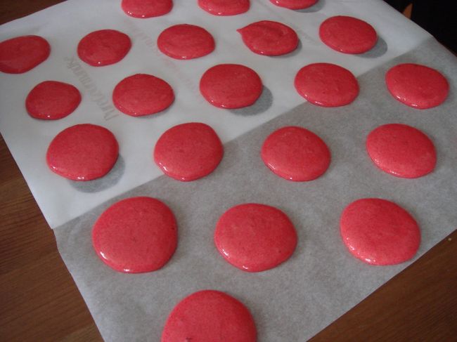 そして次はラズベリー用の生地を作ります。