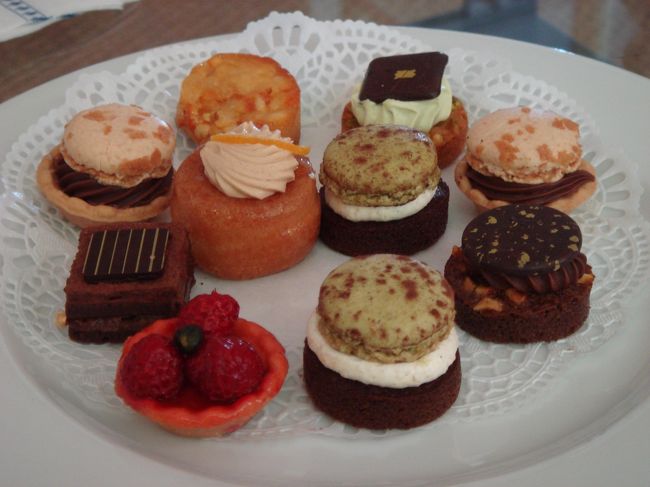 この日はお誕生会や結婚式などが幾つかあり、残っているのはプチ･ガトーだけだというので、それを注文しました。<br /><br />どれも美味しかったです♪