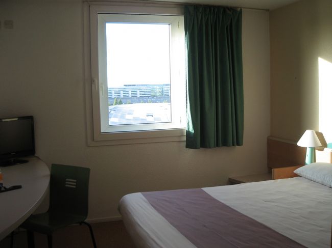 ホテル到着。<br />イビス・ポルト・ド・ベルシー（IBIS PORTE DE BERCY）<br /><br />お部屋はシンプルで清潔でした。<br />でもドライヤー、冷蔵庫、ポット等ありません。。。<br />Ｃランクだからしょうがない（泣）
