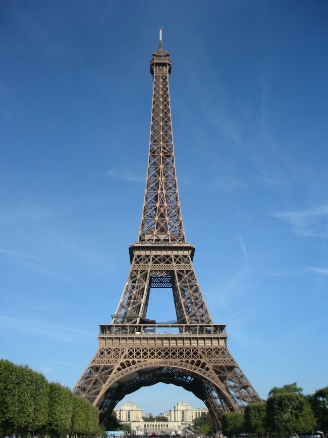 ２日目は朝から市内観光。<br />定番エッフェル塔は青空に映えてキレイ！