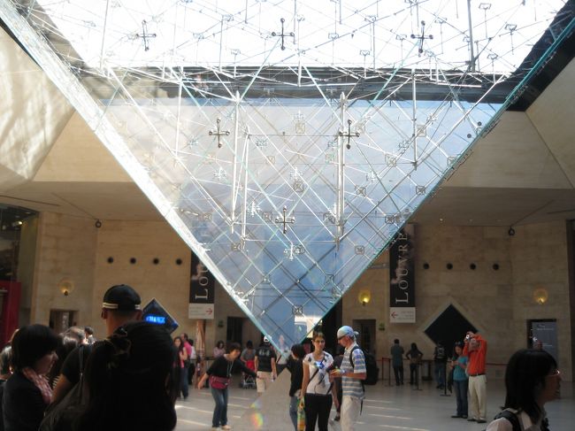 午後はルーブル美術館観光。<br />有名な逆さピラミッド。