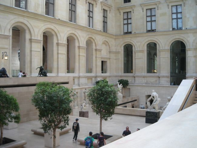 ２時間では見きれない！<br />中庭でちょっと休憩。