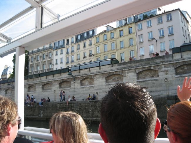 川沿いはカップルがいっぱい。<br /><br />朝から観光＆時差ボケで座ったらぼ〜っとしてしまいました。<br />あんまり景色を覚えていない。。。