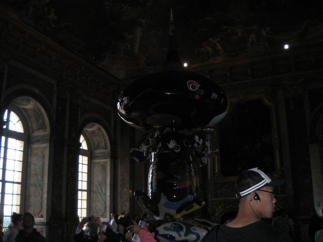 宮殿内に入ると黒い物体が！<br />現在、村上隆さんの個展開催中なんです。