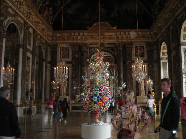 超有名な鏡の間にもカラフルなオブジェが。