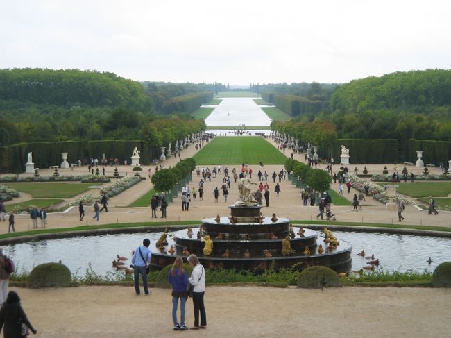 広大な中庭が広がってます。<br />ベルサイユは本当豪華絢爛！