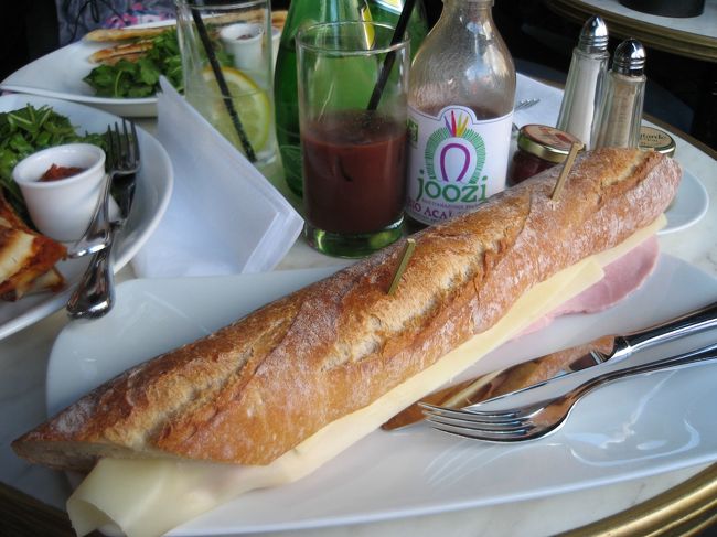 午後はフリー。<br />まずはオペラ座前のCafe de la Paixで昼食。<br />サンドイッチと飲み物で２０ユーロ超えますが、優雅な気持ちにさせてくれるので絶対オススメです！