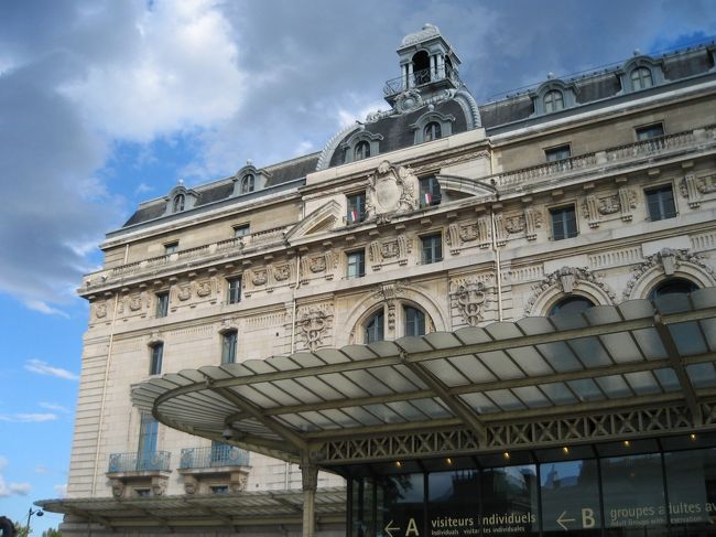 オルセー美術館へ。<br />現在改装中ですが、ルーブルよりもゆったり見れました。