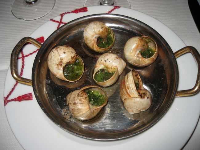 夕食オペラ座近くのLe Grand CAFE。<br />同じツアーの方に誘ってもらい一緒に行きました。<br />一人じゃこんな豪華なご飯ができなかったのでラッキーでした☆<br /><br />前菜、メイン、デザートにワインつきで５０ユーロ。<br />まずは前菜のエスカルゴ。