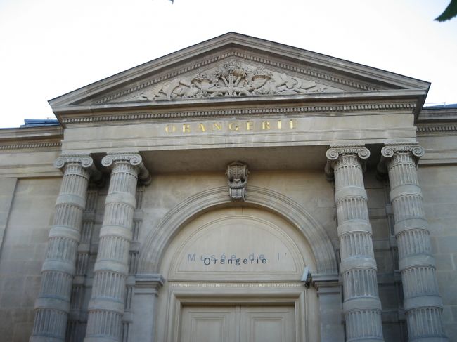 オランジェリー美術館に到着。<br />開園と同時に入ったので、ゆっくり静かな中で睡蓮を観ることができました。<br />至福の一時。。。